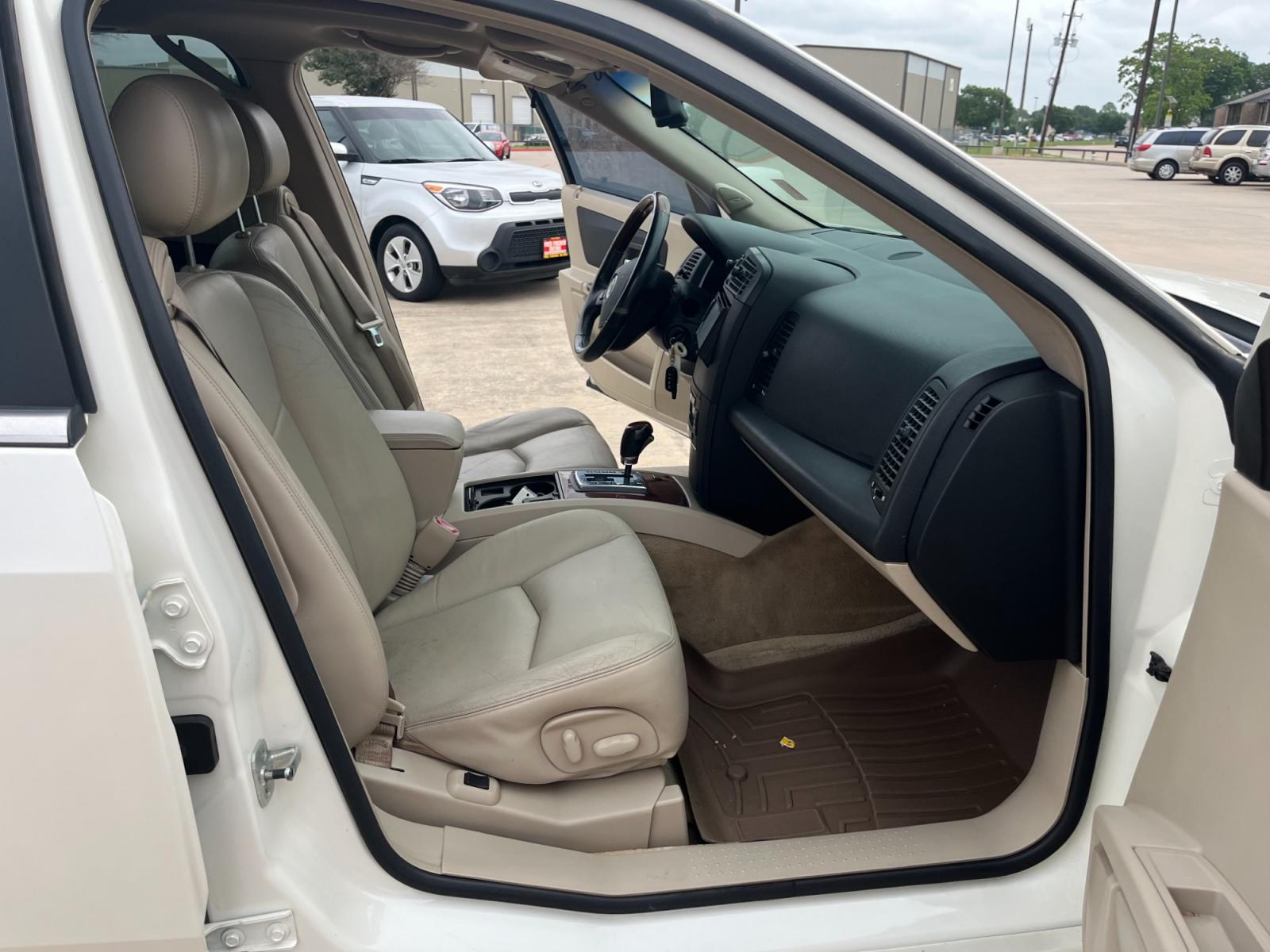 2005 white /TAN Cadillac SRX V6 (1GYEE637250) with an 3.6L V6 DOHC 24V engine, 5-Speed Automatic Overdrive transmission, located at 14700 Tomball Parkway 249, Houston, TX, 77086, (281) 444-2200, 29.928619, -95.504074 - Photo #12